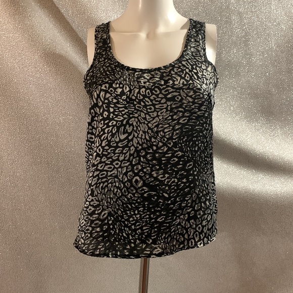 To the Max Black and white silky leopard print sleeveless top. - Picture 2 of 5